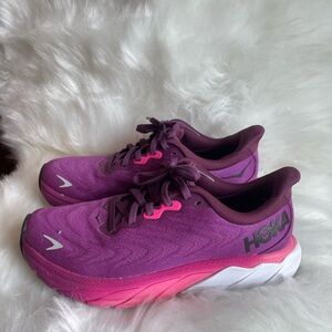 Hoka Arahi sneakers size 6
